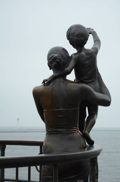 Украина, Одесса, гавань, статуя жены моряка с ребенком
