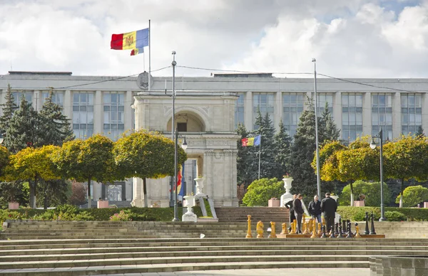 Pessoas Jogando Xadrez Gigante Praça Frente Edifício Administrativo Chisinau Moldávia — Fotografia de Stock