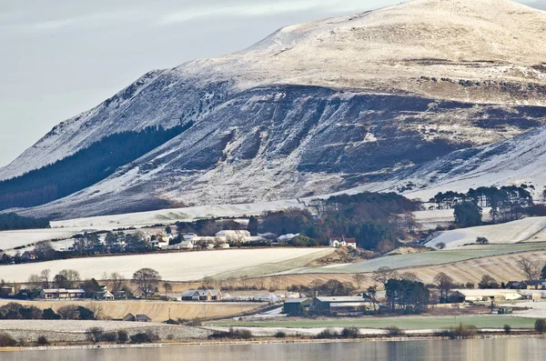 Prachtige Landschap Van Klein Dorpje Aan Besneeuwde Bergen — Stockfoto