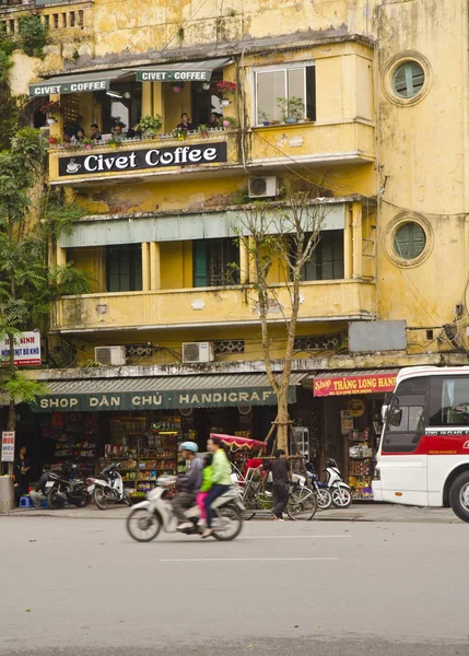 Hanoi Vietnam Nisan Motosiklet Binici Nisan 2016 Sokakta Üzerinde — Stok fotoğraf