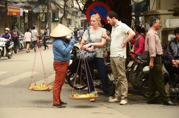 Ανόι Βιετνάμ Απριλίου Ένας Πωλητής Μπανάνα Και Τουρίστες Σχετικά Απριλίου — Φωτογραφία Αρχείου