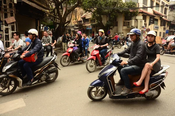 Hanoi Vietnam Huhtikuu Moottoripyörät Liikennevaloissa Huhtikuuta 2016 — kuvapankkivalokuva