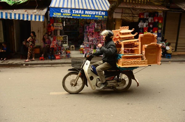 Hanoi Vietnam April Een Man Een Motorfiets Met Een Houten — Stockfoto