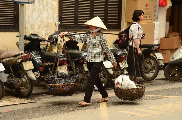 Hanoi Vietnam Abril Vendedor Plátanos Turistas Abril 2016 Hanoi Vietnam — Foto de Stock