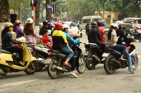 Hanoi Vietnam Huhtikuu Moottoripyörät Liikennevaloissa Huhtikuuta 2016 — kuvapankkivalokuva