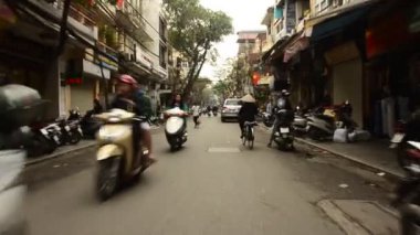 Hanoi 'de motosiklet trafiğinin POV görünümü
