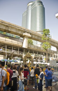 Bangkok, Tayland - 8 Nisan: 8 Nisan 2016 üzerinde Skytrain üzerinde bir inşaat kuleler 
