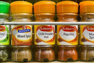 Bir mağazada satılık farklı Schwartz baharatları