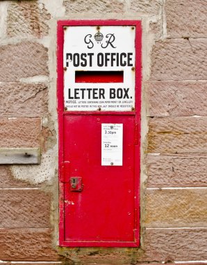 Luss, İskoçya - 27 Aralık: Royal Mail postane mektup kutusu üzerinde 27 Aralık 2013 