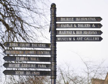 Inverness, İskoçya'da farklı ilgi çekici yerlerine tabela