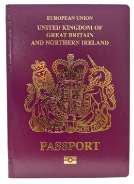 Kuzey İrlanda pasaportunun yakın plan çekimleri beyazla izole edilmiş.