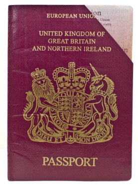 Kuzey İrlanda pasaportunun yakın plan çekimleri beyazla izole edilmiş.