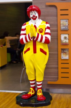 Chiang Mai, Tayland - 17 Nisan: Ronald Mcdonald heykel üzerinde 17 Nisan 2016 wai poz 