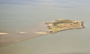 küçük cramond Adası ve su üzerinde köprü havadan görünümü