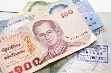 Tayland para banknotları ve açık pasaport