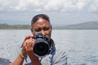 Erkek fotoğrafçı Naivasha Gölü, KENYA 