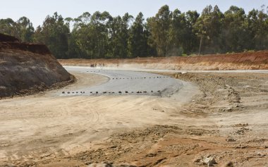 otoyol inşaat zemin üzerine yeşil orman ile