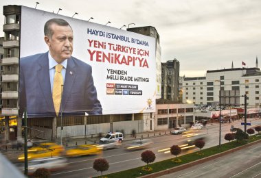 İSTANBUL, 23 Mart 2014: İstanbul, Türkiye 'de trafik. İstanbul, 14.2 milyonluk nüfusuyla Türkiye 'nin başkenti ve Avrupa' nın en büyük şehridir..