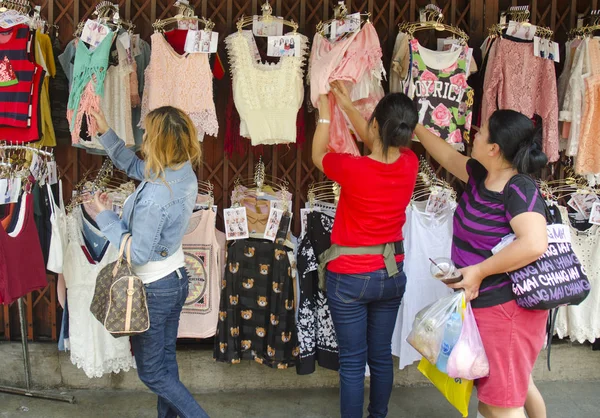 Chiang Mai Thailandia Aprile Donne Acquistano Vestiti Vicino Warorot Market — Foto Stock