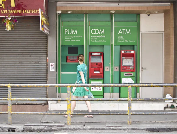 Chiang Mai Thailand April Vrouw Wandelingen Verleden Pum Cdm Atm — Stockfoto