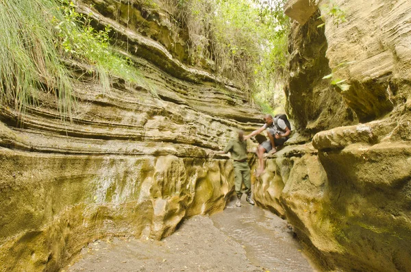 Hikers Having Trip Ancient Canyon — Stock Photo, Image