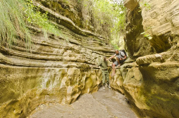 Wanderer Bei Ausflug Uralten Canyon — Stockfoto