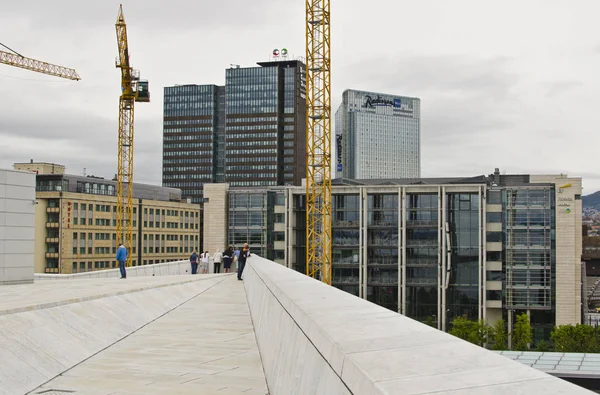 Oslo Noorwegen Augustus Toeristen Lopen Het Dak Van Het Oslo — Stockfoto