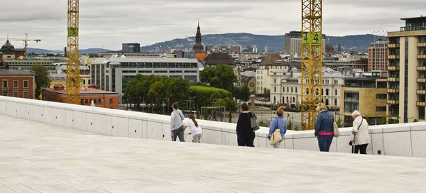 Oslo Noruega Agosto Los Turistas Caminan Techo Ópera Oslo Agosto —  Fotos de Stock