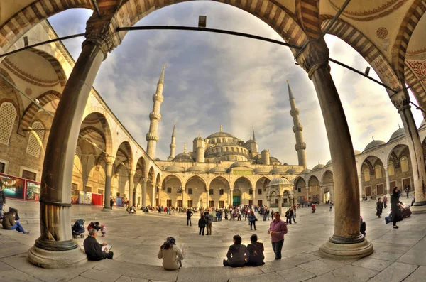 Günbatımında İstanbul 'daki Sultan Ahmed Camii veya Mavi Cami