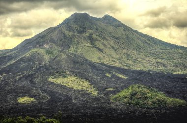 Mount Batur doğal görünümü ile bulutlu gökyüzü