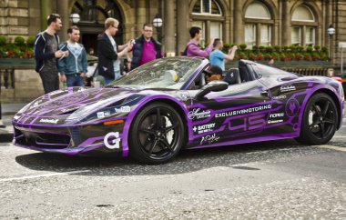 Edinburgh, İngiltere - 8 Haziran: katılan Gumball 3000 olay 8 Haziran 2014 araba 