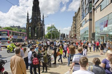 Edinburgh, İngiltere 'deki Princes Street Gardens' taki Scott Anıtı ve kalabalığı