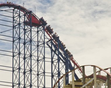 Blackpool, İngiltere - 24 Haziran: büyük bir rollercoaster Blackpool Pleasure Beach 24 Haziran 2014 tarihinde 