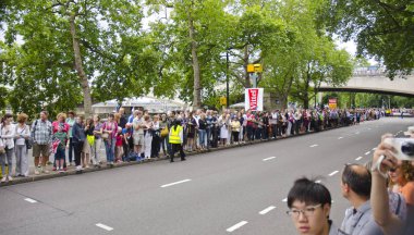 London, Büyük Britanya - Temmuz 7: 7 Temmuz 2014 Fransa Bisiklet Turu yarış sırasında yol tarafında duran seyirci 