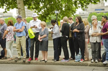 London, Büyük Britanya - Temmuz 7: 7 Temmuz 2014 Fransa Bisiklet Turu yarış sırasında yol tarafında duran seyirci 