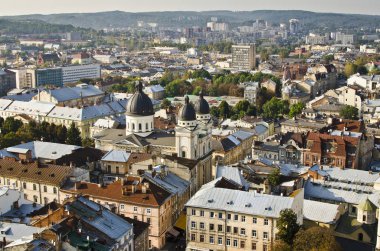Lviv, Ukrayna - 15 Eylül: havadan görünümü Lviv Old Town üzerinden Lviv Belediye Binası üzerinde 15 Eylül 2014 