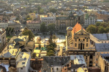 Lviv, Ukrayna - 15 Eylül: havadan görünümü Lviv Old Town üzerinden Lviv Belediye Binası üzerinde 15 Eylül 2014 