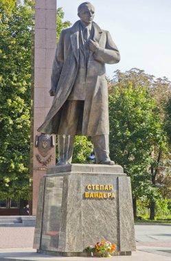Stepan Bandera üzerinde 16 Eylül 2014 Lviv, Ukrayna'nın heykeli. 