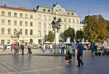 Lviv, Ukrayna - 16 Eylül 2014: Lviv tiyatro ile çok sayıda turistin kare