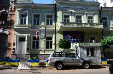 Kiev, Ukrayna - 25 Eylül 2014: cephe afişini ile İngiliz Büyükelçiliği binasının