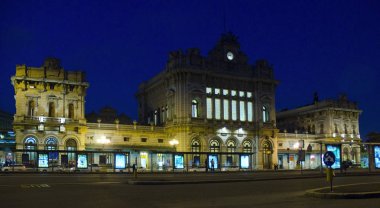 Genoa, İtalya - 3 Haziran 2013: cephe Genova Brignole tren istasyonunun geceleri