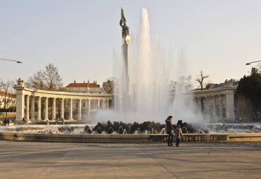Vienna, Avusturya - 19 Mart 2015: Sovyet savaş anıtı ve Viyana'da Çeşmesi