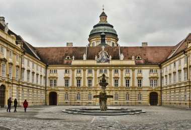 Melk, Avusturya - 21 Mart 2015: Melk manastır güzel cephe