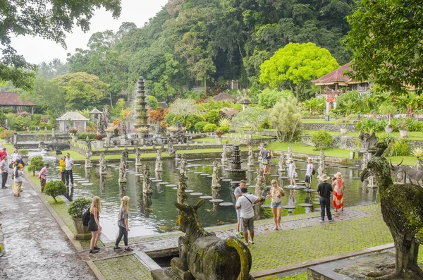 Tirta Gangga Bali Med Turister — Stockfoto