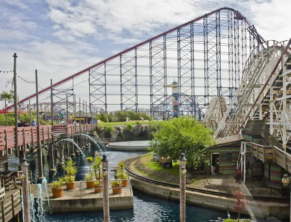 Blackpool, İngiltere - 24 Haziran: büyük bir rollercoaster Blackpool Pleasure Beach 24 Haziran 2014 tarihinde 