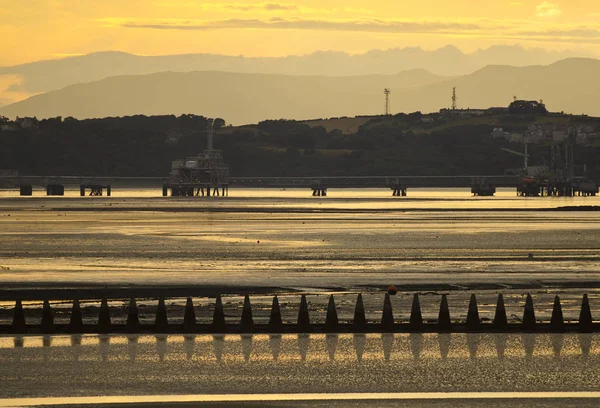 Zon Verlicht Cramond Landschap Met Glanzende Zeewater — Stockfoto