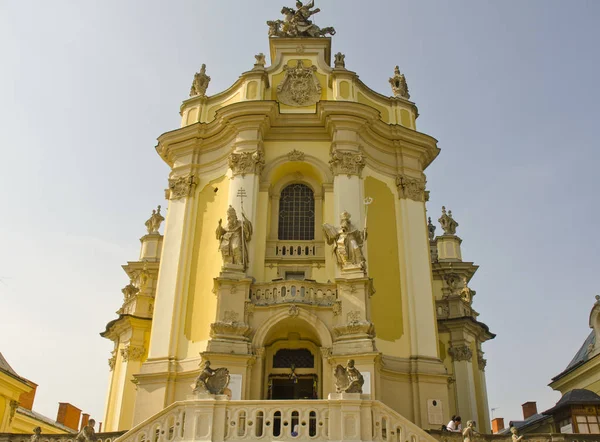 Lviv, Ukrayna - 15 Eylül 2014: alt görünümü güzel St George's Katedrali