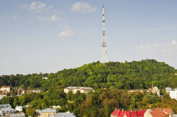 Telekomunikacyjnych Wieży Lwowa Wzgórzu Słoneczny Dzień — Zdjęcie stockowe