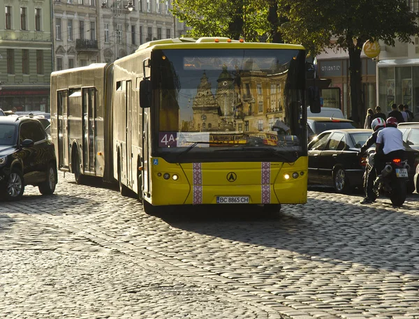 Lviv Şehrinde Akşamları Sarı Eklemli Otobüs — Stok fotoğraf