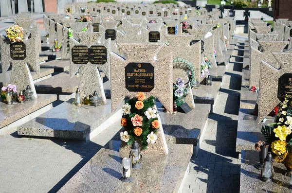 Lviv, Ukrayna - 17 Eylül: Lychakiv mezarlık çapraz graves  